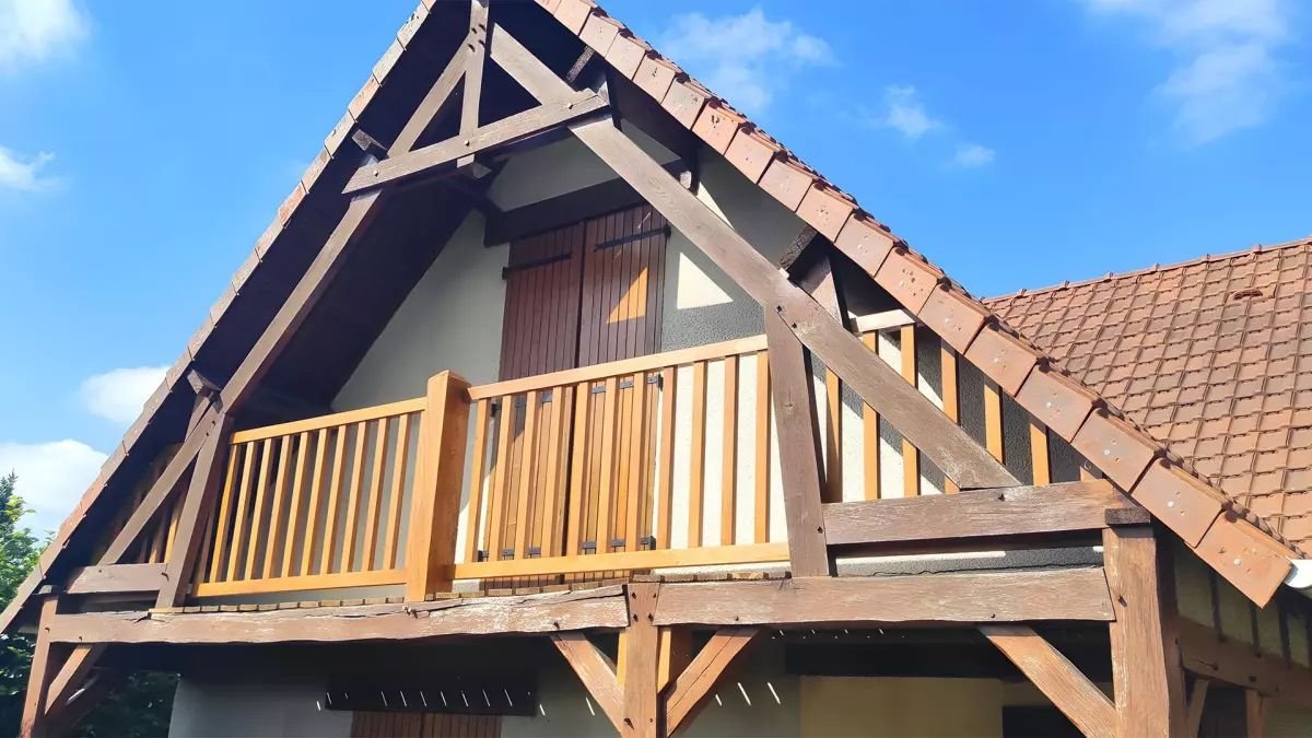 Balcon et charpente en bois réalisés par l’entreprise Quedeville